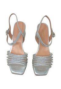 Sandali alti argentati con punta square, cinturino slingback con fibbia e multiple bande decorative di perline nella parte frontale.