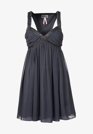 Vestido gris sin mangas con cuello adornado con perlas y falda fluida, con tejido suave y un corsé ajustado.
