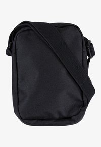 Borsa crossbody nera in tessuto con forma rettangolare, superficie testurizzata, tracolla regolabile e chiusura superiore con zip.