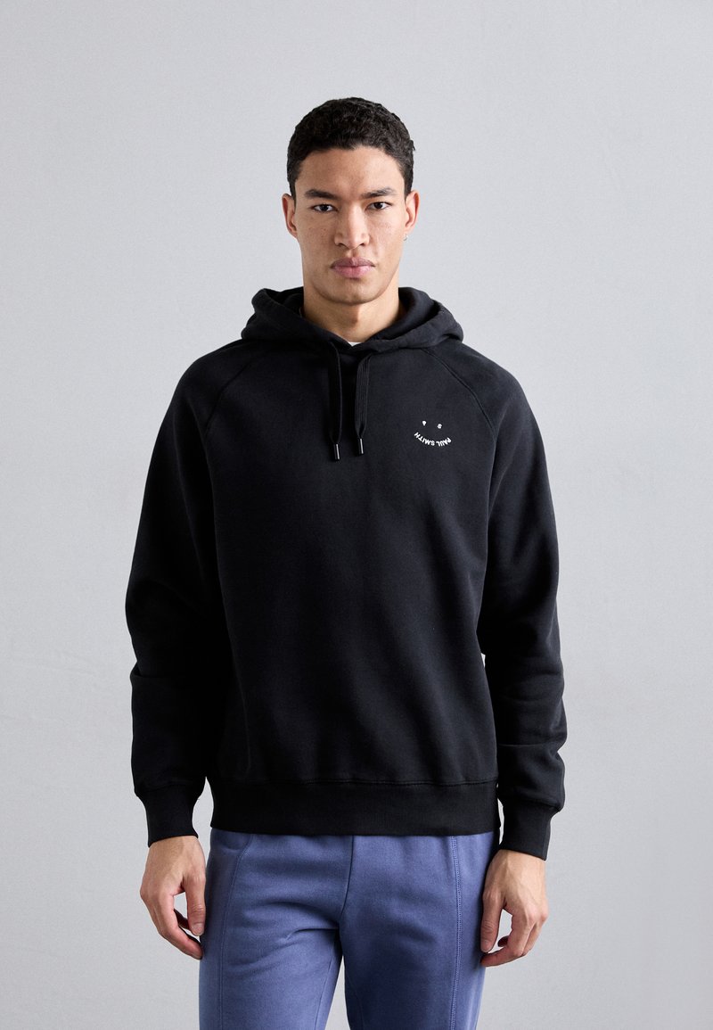Sweatshirt preta com bolso frontal, capuz com cordão e pequeno logótipo gráfico branco no peito. Tecido macio e punhos canelados.