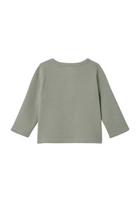 Long-sleeve top in muted green, textured ribbed fabric, crew neck, slightly loose fit, with a straight cut and hem.