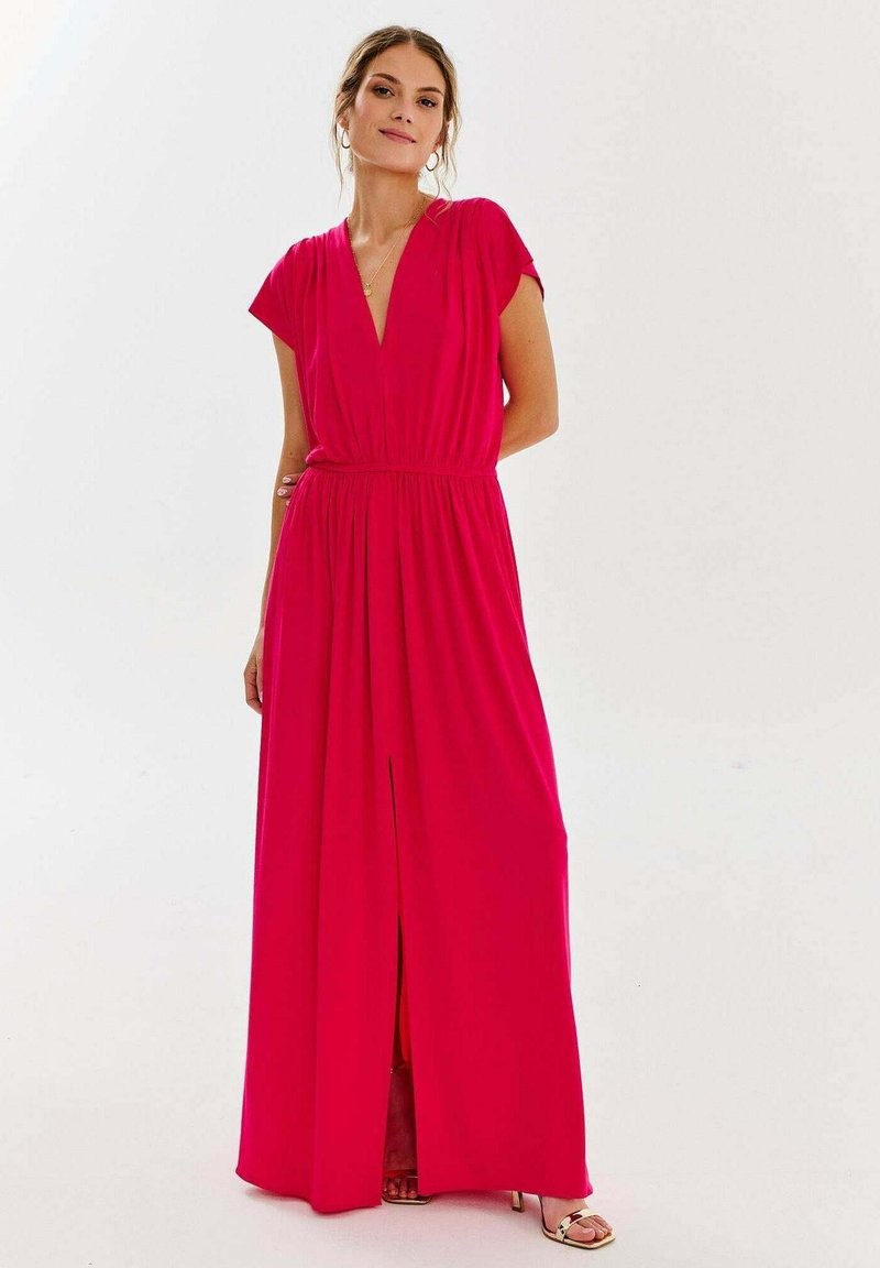 Fuksjowa maksi sukienka z głębokim dekoltem w serek, krótkimi rękawami, elastyczną talią i rozcięciem na środku, wykonana z gładkiego, lekkiego materiału.