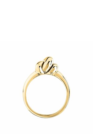 Anello d'oro con tre pietre ovali lucide disposte a grappolo su una fascia semplice, mostrato su uno sfondo bianco.