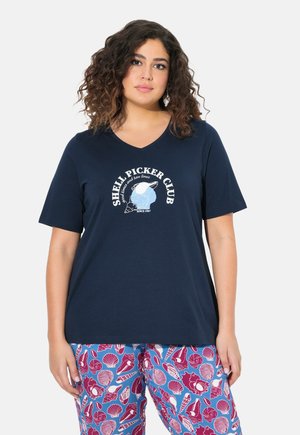 Navyblauwe katoenen T-shirt met een V-hals en korte mouwen, met een witte grafische tekst "Shell Picker Club" met een blauwe schelpillustratie.