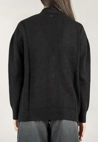 Maglione nero, con texture, dotato di colletto scialle, polsini e orlo a coste. Dettaglio del logo dorato sulla parte posteriore del collo. Vestibilità comoda e maniche lunghe.