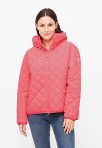 Chaqueta acolchada rosa con capucha, que presenta un zipper delantero, puños elásticos y un parche de logo en el hombro izquierdo. Textura lisa.