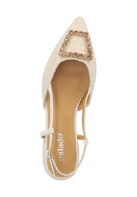 Zapato de tacón con punta afilada en material tejido de color marfil, con un embellissement cuadrado decorativo. Presenta una plantilla beige y una correa alrededor del tobillo.