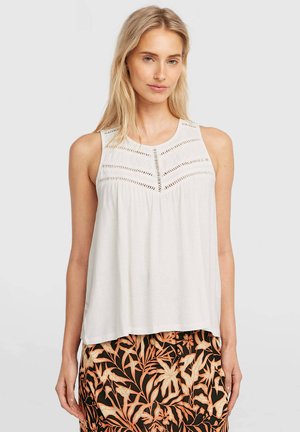 Biely bezrukávový top s detailnými horizontálnymi výrezmi na prednej časti, jemná látka, voľný strih a zaoblený výstrih.
