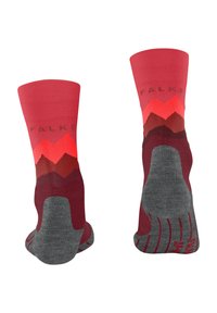 Calze rosse e grigie con motivo a montagna, caratterizzate da una parte superiore a coste, tallone imbottito e presa antiscivolo sulla suola. Logo FALKE visibile.