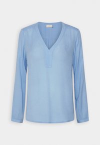 Blusa azzurra a maniche lunghe con scollo a V, dettagli plissettati sul davanti e tessuto liscio con una leggera trama.