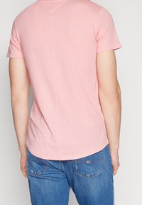 Tommy Jeans Jednoduché tričko - pink