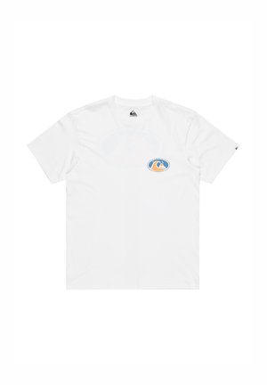 T-shirt blanc à manches courtes avec un petit logo vague bleu et orange sur la poitrine gauche et un petit logo à l’intérieur du col.