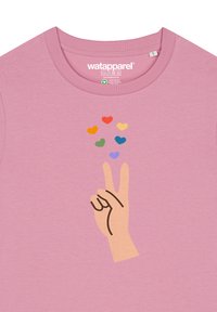 Rosa Baumwoll-T-Shirt mit einem Grafikelement, das eine Hand zeigt, die ein Friedenszeichen macht, umgeben von sieben bunten Herzen in verschiedenen Farbtönen.