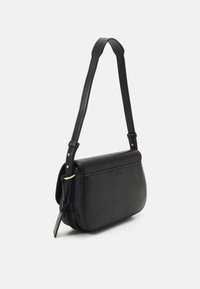 Musta nahkainen olkalaukku, jossa on yksi hihna, sileä pinta, suorakulmainen muoto ja kultaiset yksityiskohdat. Minimalistinen muotoilu.