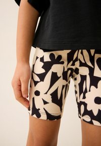 Next CYCLE  - Short - black  ecru floral print