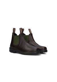 Stivali Chelsea in pelle marrone con pannelli elastici laterali verdi, linguette di estrazione e suole in gomma nera, progettati per durabilità e comfort.