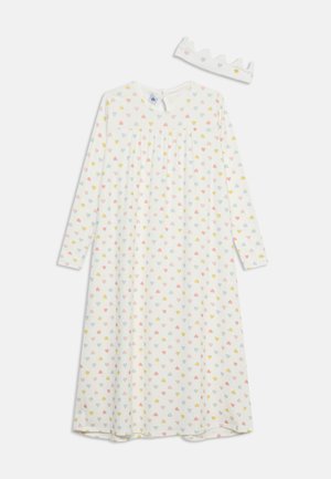 Robe blanche à manches longues avec motifs de cœurs multicolores et bandeau couronne en tissu assorti posé à plat sur fond blanc.