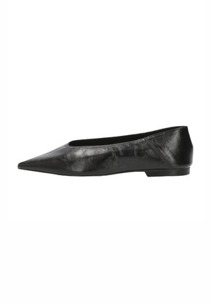 Zapato plano de punta afilada en cuero negro con un tacón bajo y una superficie lisa y ligeramente brillante, mostrado en perfil lateral sobre un fondo blanco.