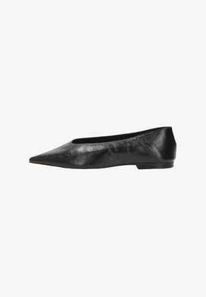 Zapato plano de punta afilada en cuero negro con un tacón bajo y una superficie lisa y ligeramente brillante, mostrado en perfil lateral sobre un fondo blanco.