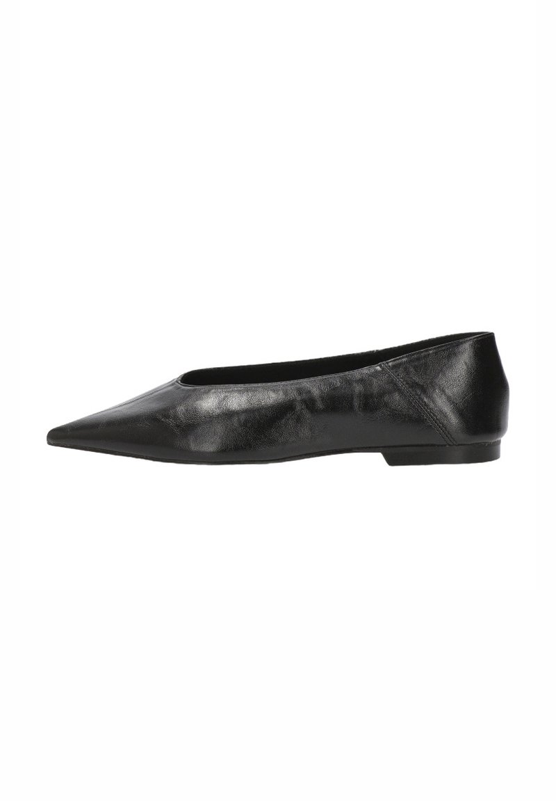 Zapato plano de punta afilada en cuero negro con un tacón bajo y una superficie lisa y ligeramente brillante, mostrado en perfil lateral sobre un fondo blanco.