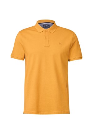 Polo jaune moutarde à manches courtes avec une patte à deux boutons et un petit logo brodé sur la poitrine gauche.