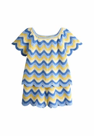 Dzianinowy komplet z krótkim rękawem: top i szorty z niebiesko-żółto-białym falistym wzorem w paski oraz falowanymi brzegami.