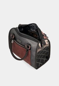 Borsa a mano in ecopelle nera e bordeaux con chiusura a zip, lati texture, interno a fantasia e doppi manici per il trasporto.