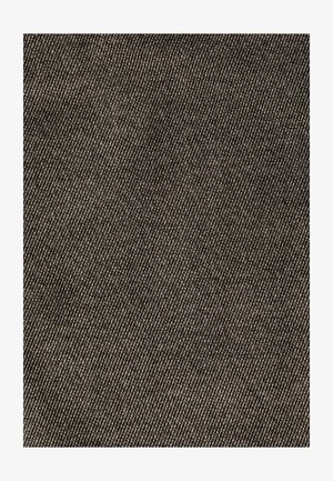 Texturerad tyg i nyanser av brunt med ett diagonalt vävmönster. Materialet verkar hållbart med en lätt lyster.