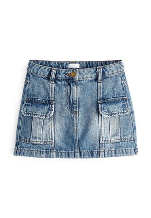 Mini-jupe en jean bleu avec poches à rabat à l'avant, passants pour ceinture, fermeture à boutons et coutures apparentes sur fond blanc.