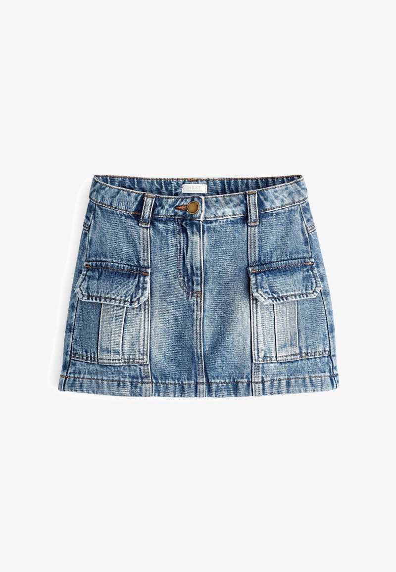 Mini-jupe en jean bleu avec poches à rabat à l'avant, passants pour ceinture, fermeture à boutons et coutures apparentes sur fond blanc.
