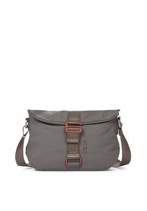 Grijze crossbodytas met verstelbare riem, centrale bruine riem vastgemaakt met twee rode gespen en een subtiel KCB-logo aan de voorzijde.