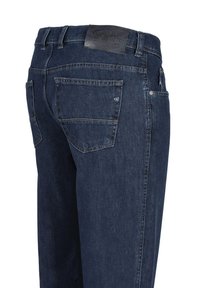 Ciemnoniebieskie dżinsy z prostym krojem, z skórzaną naszywką na pasku oraz wieloma kieszeniami z białym przeszyciem.