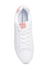 Zapatilla blanca con upper sintético suave, cordones en tono y un parche de ante rosa en el talón. Cuenta con una plantilla acolchada y diseño de punta redondeada.
