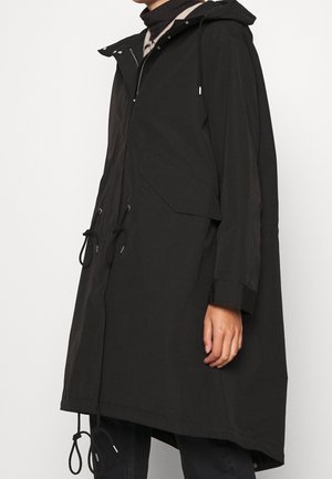 Sort vandtæt parka med hætte, frontlynt, justerbare snoretræk og store lommer. Letvægtsstof med en glat overflade.