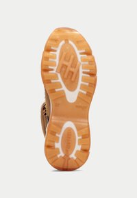 Suela de zapato en goma naranja con patrones de agarre texturizados. Presenta un logo elevado en el centro. El material parece duradero y flexible.