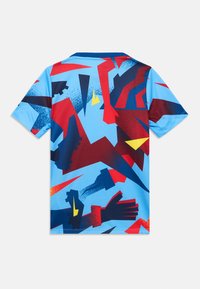 Sinine lühikeste varrukatega särk, mille selga katavad abstraktsed punased, mereväe- ja kollased geomeetrilised kujundid ja mustrid.