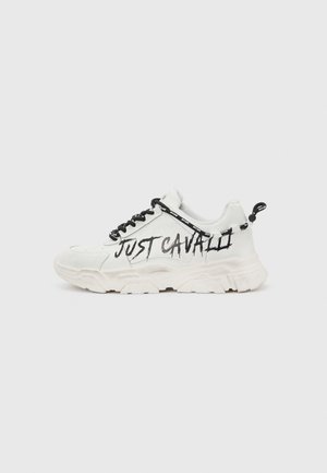 Sneaker alb masiv cu text negru "JUST CAVALLI" pe lateral, șireturi negre și o buclă pentru tragere pe călcâi.