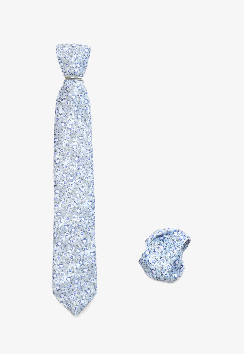 Himmelblauer Krawatte mit kleinem Blumenmuster und strukturiertem Stoff; passende Einstecktuch auf der rechten Seite, das dasselbe Muster und die gleiche Farbe aufweist.