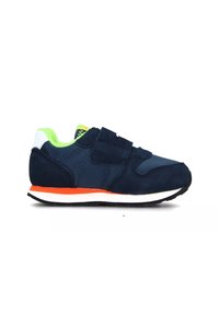 Scarpa atletica blu navy realizzata con materiali in suede e tessuto. Accenti verde brillante sul colletto, striscia arancione sulla suola e chiusura con cinturino in Velcro.