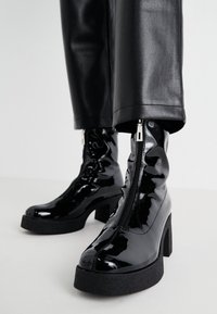 Unausgewählt, black