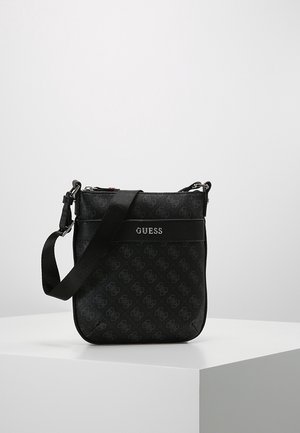 Zwarte crossbodytas met herhaald monogrampatroon, verstelbare riem en "GUESS"-logo op het voorste middenpaneel.