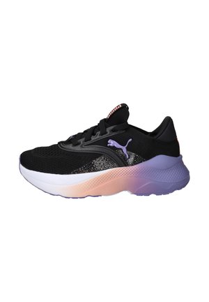 Zwarte sportieve schoen met een gestructureerde bovenkant, een verloop-zool in paarse en perzikkleurige tinten, en een opvallend Puma-logo aan de zijkant.