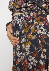 ONLY Tall ONLPELLA SKIRT - Saia evasé - night sky/wild flowers