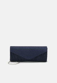 Granatowa kopertówka wykonana z teksturowanej tkaniny z plisowanym wzorem; posiada klapkę z zapięciem oraz pasek na łańcuszku w srebrnym odcieniu.