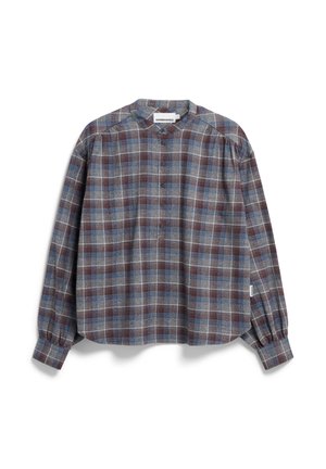 Chemise à carreaux en gris, bleu et bordeaux. Présente un col band, des manches longues et une coupe décontractée avec des coutures d'épaule froncées.
