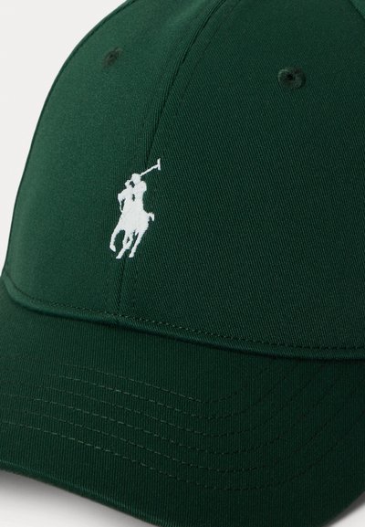 Căciulă de baseball verde, cu un design structurat, având un logo brodat alb al unui jucător de polo pe un cal și detalii vizibile de cusătură.