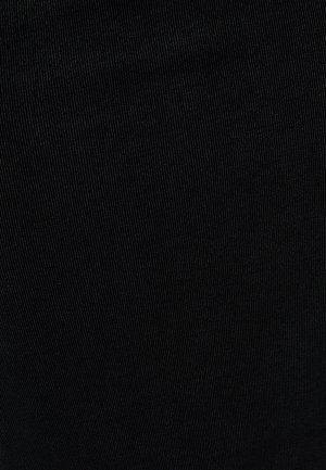 Schwarzer gerippter Stoff mit feiner Textur, der vertikale Linien aufweist. Das Material wirkt dehnbar und hat eine einheitliche Farbe.