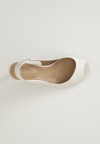 Pantof alb cu degetele deschise, cu un exterior sintetic neted și o interior bej. Dispune de un toc îngust și un design minimalist.