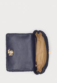 Ναυτικό δερμάτινο τσαντάκι με πλεξούδα, χρυσά εξαρτήματα και εσωτερική επένδυση σε μπεζ χρώμα. Διαθέτει τσέπη με φερμουάρ στο εσωτερικό για αποθήκευση.