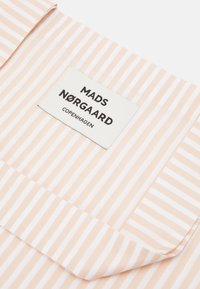 Mads Nørgaard SACKY ATOMA - Saco de mão - gossamer pink/white